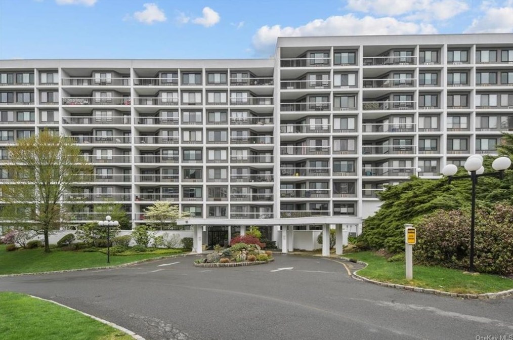 100 High Point Dr #811, Hartsdale, NY 10530