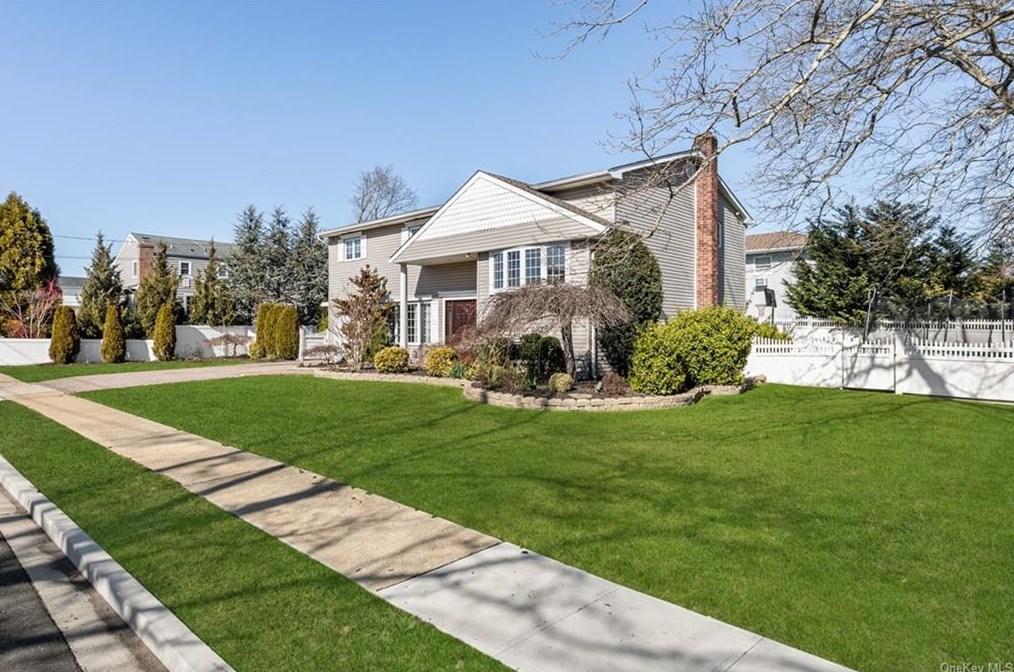 2821 Beach Dr, North Merrick, NY 11566-4904
