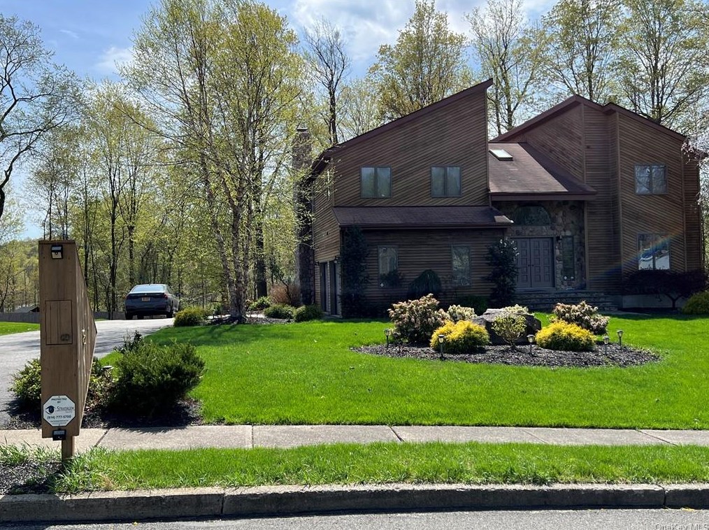 8 Chimney Ridge Dr, Harriman, NY 10926-3616