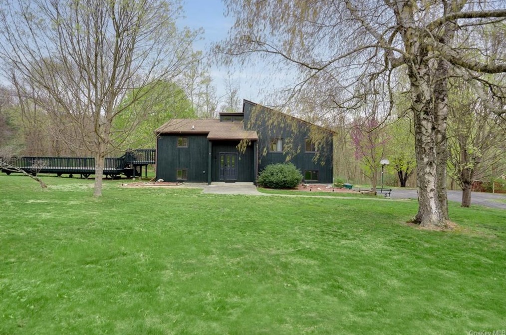 6 Creekside Ln, Pleasant Valley, NY 12569