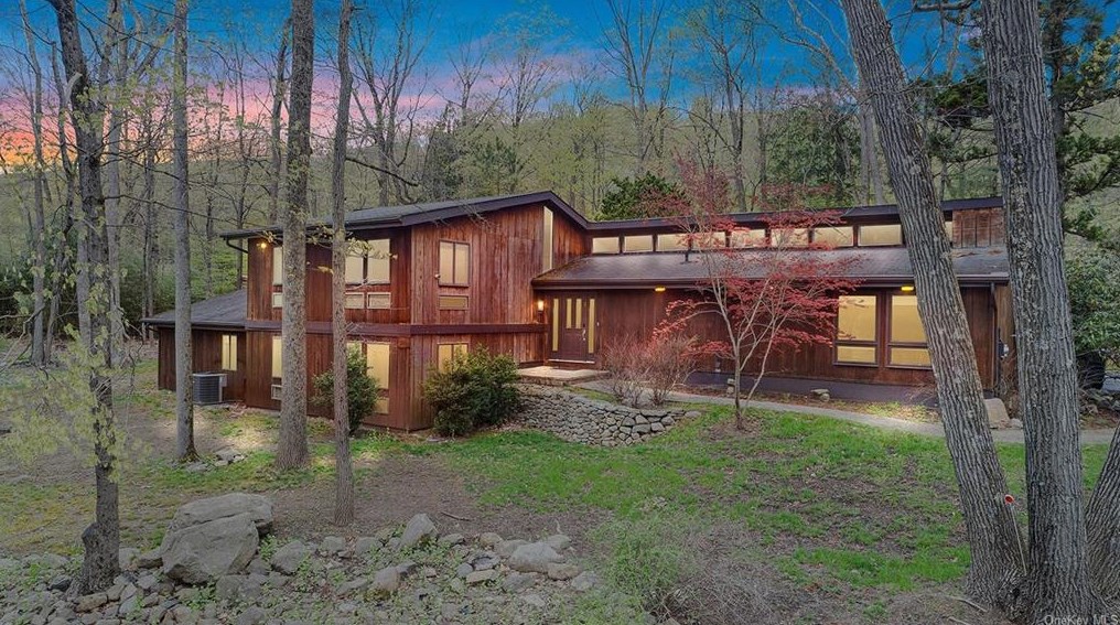 6 Burning Brush Ct, Mount Ivy NY  10970-2015 exterior