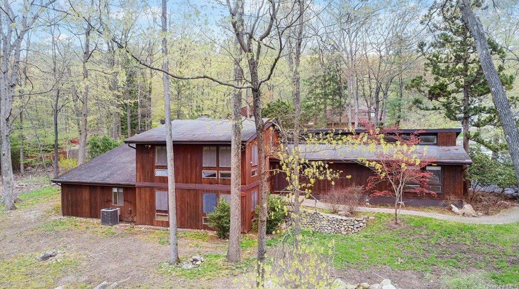 6 Burning Brush Ct, Mount Ivy NY  10970-2015 exterior