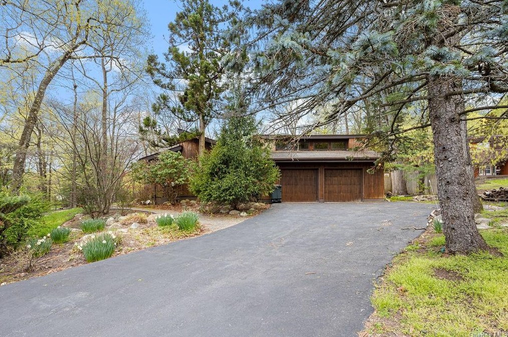6 Burning Brush Ct, Mount Ivy NY  10970-2015 exterior