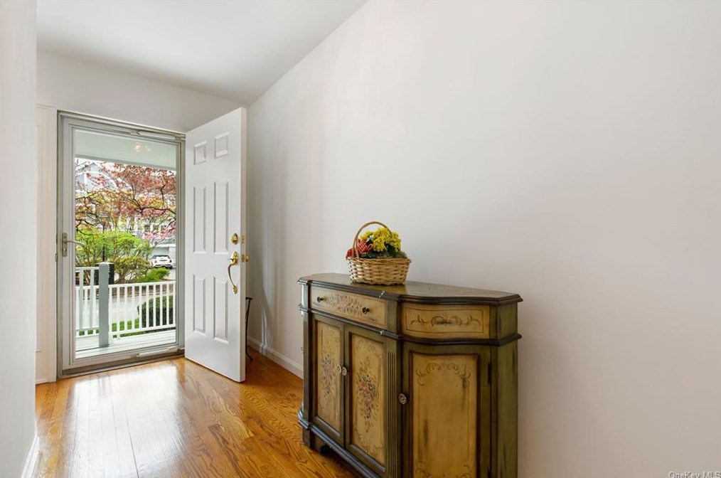 25 Brookridge Ct, Rye Brook, NY 10573