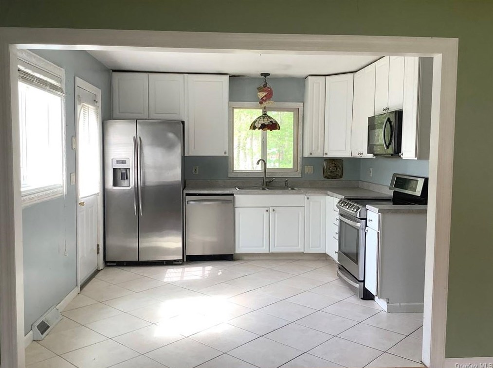 24 Faye Ave, Newburgh NY  12553-7708 exterior