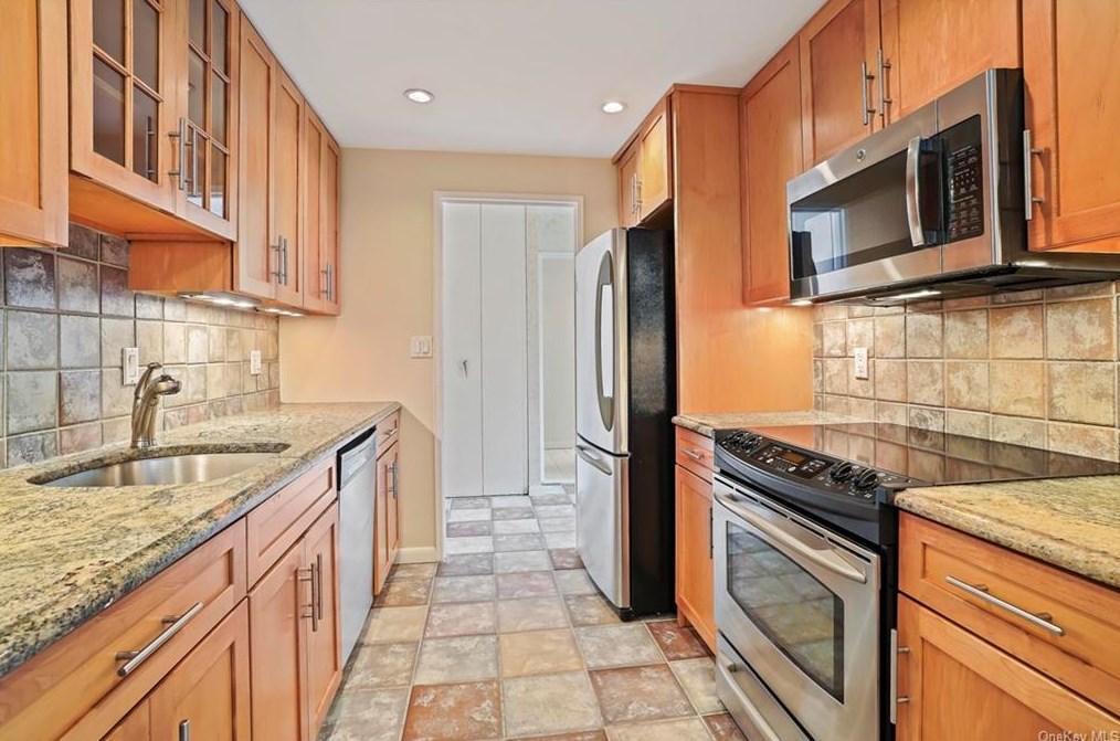 100 High Point Dr #513, Hartsdale, NY 10530