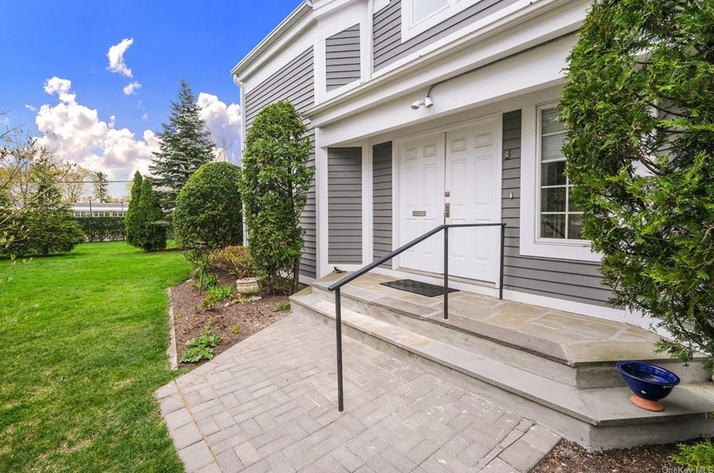 15 Alex Dr, White Plains, NY 10605