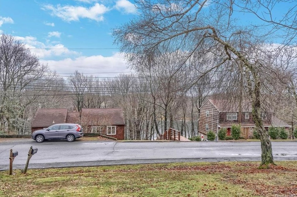 119 Lake Dr, Mahopac, NY 10541