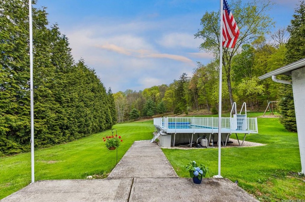 32 Baldwin Ln, Mahopac, NY 10541