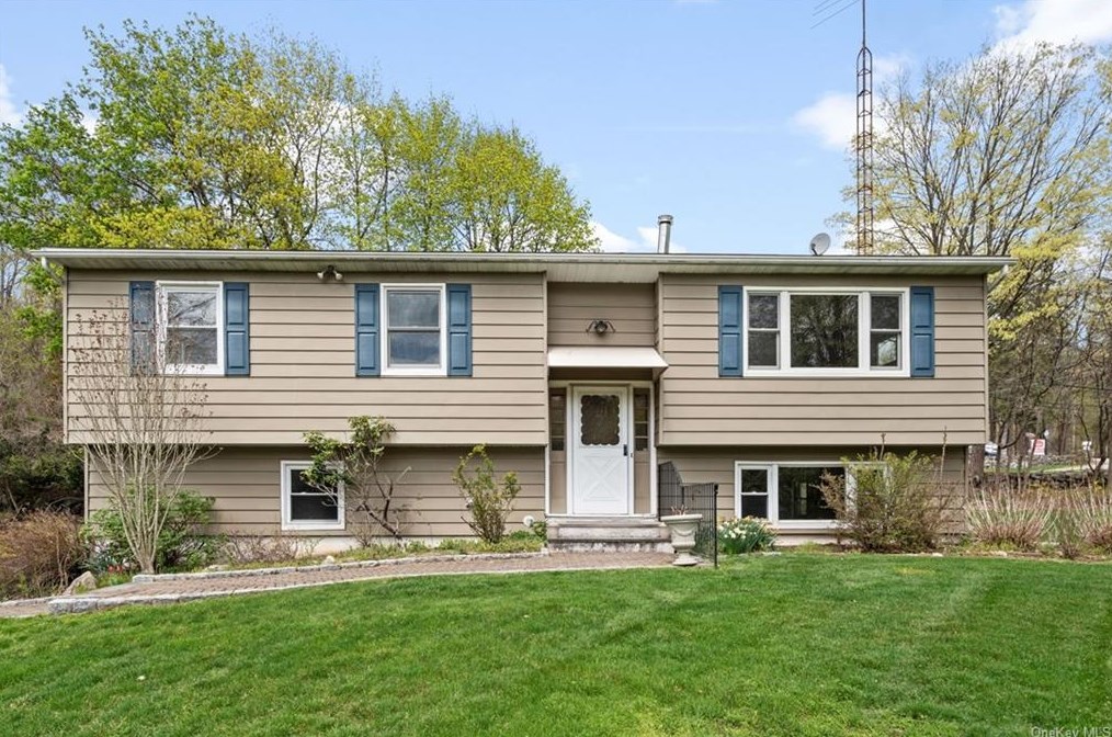155 Stoneleigh Ave, Kent Lakes, NY 10512