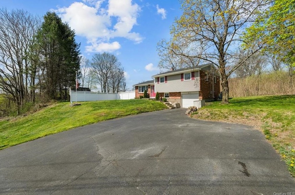 37 Morris Dr, Newburgh, NY 12550-1129