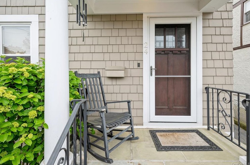 24 Whitman St, Yonkers, NY 10706-1606