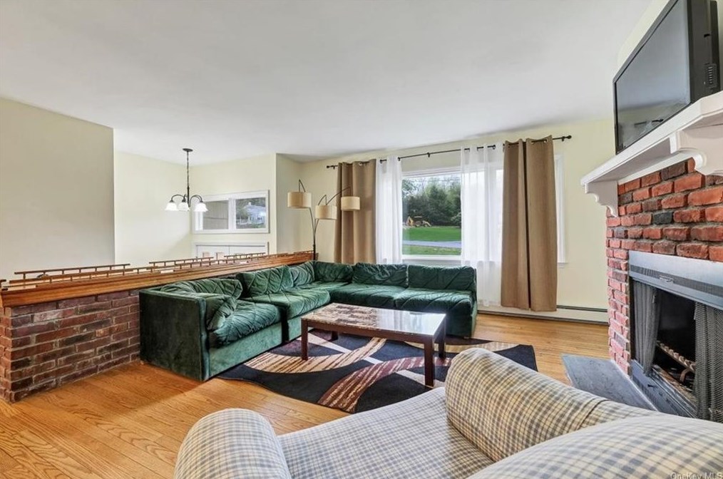 295 Linden Pl, Yorktown Hgts, NY 10598