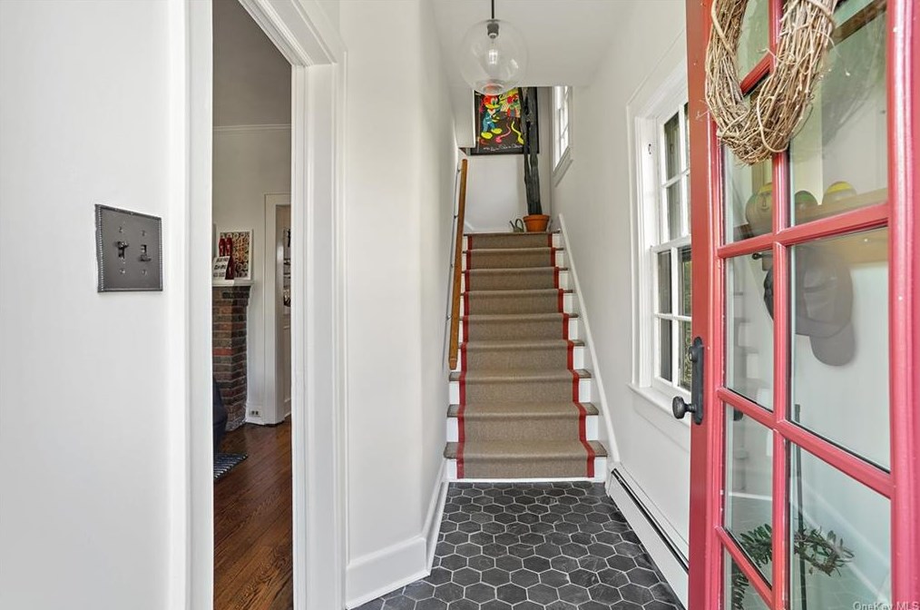 11 Clinton Ave, Yonkers, NY 10706-3602