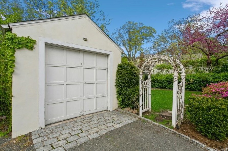11 Hobart St, Yonkers NY  10708-1804 exterior