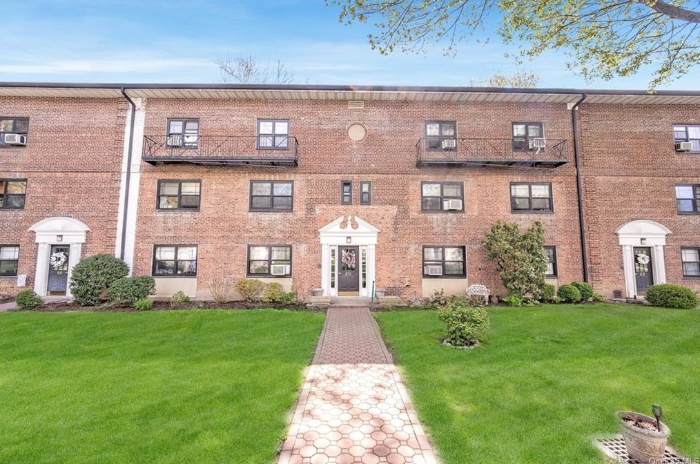 20 Manchester Rd, Yonkers, NY 10710-4408
