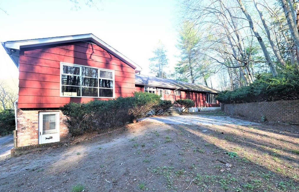 111 Mill River Rd, Muttontown, NY 11771