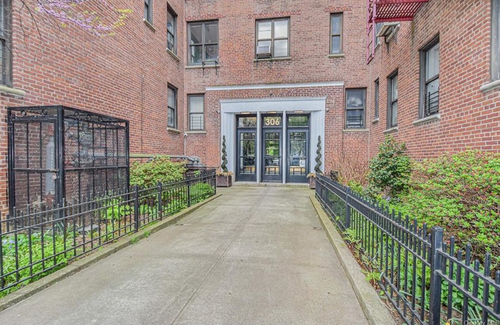 306 East Mosholu South Pkwy #4k, Bronx, NY 10458