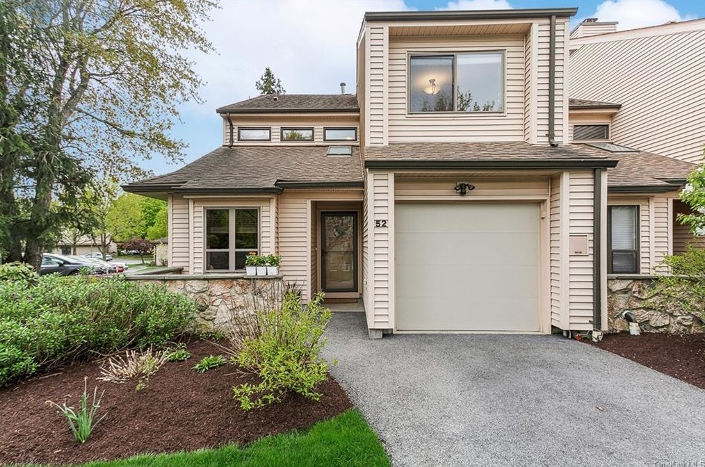 52 Hudson Watch Dr, Crotonville, NY 10562