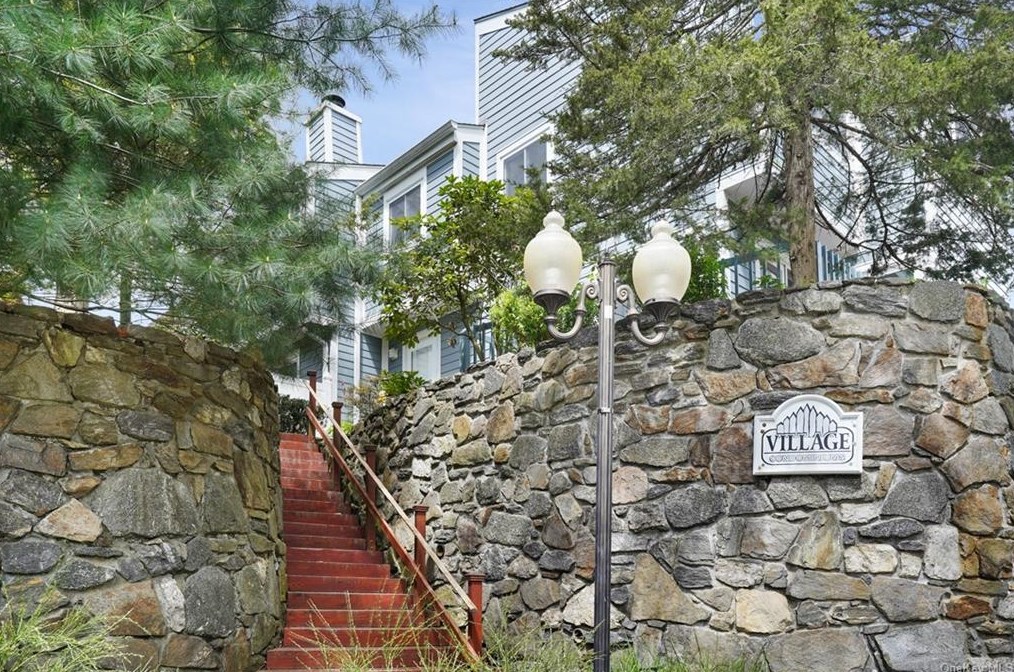 25 Barker St Apt 102, Mount Kisco, NY 10549