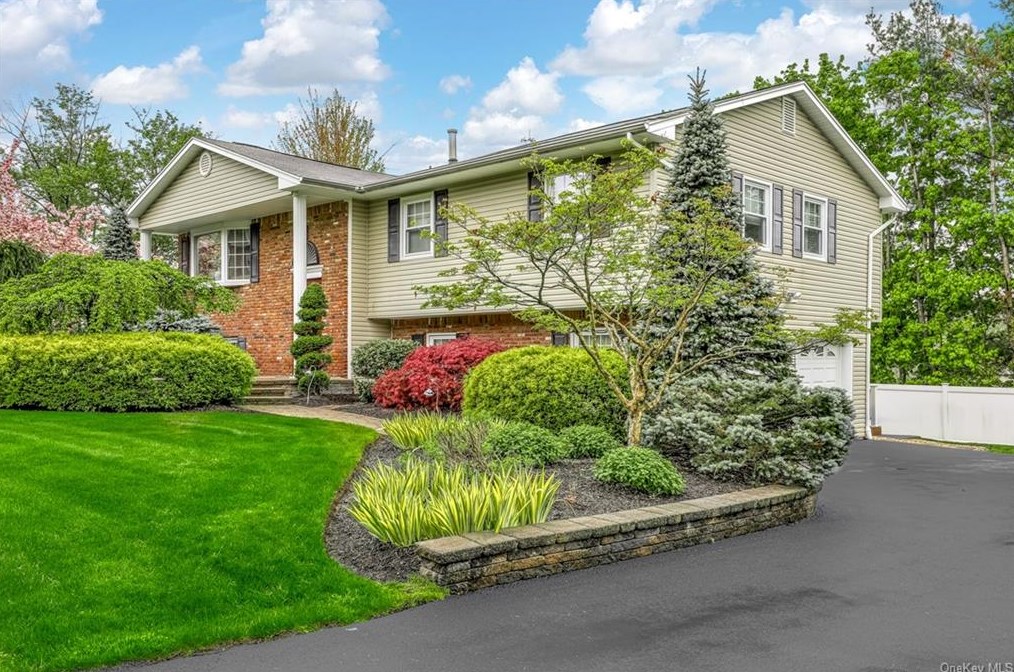 20 Hillside Dr, Thiells, NY 10984