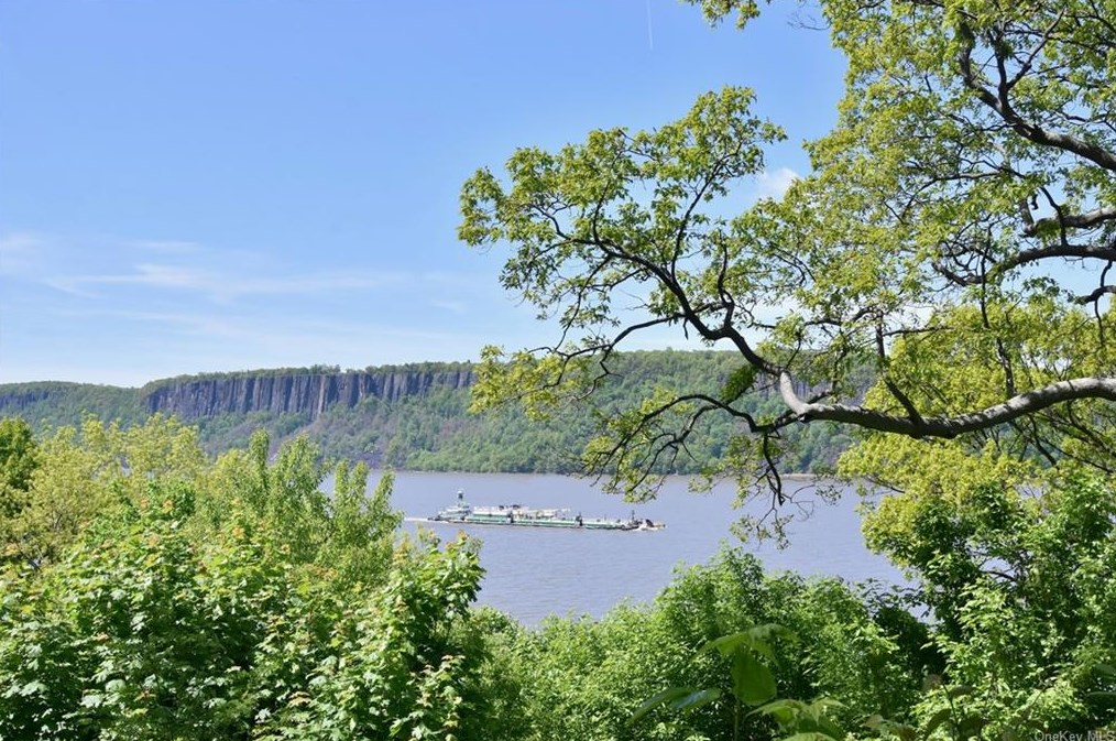 739 Broadway, Yonkers NY  10706-1028 exterior