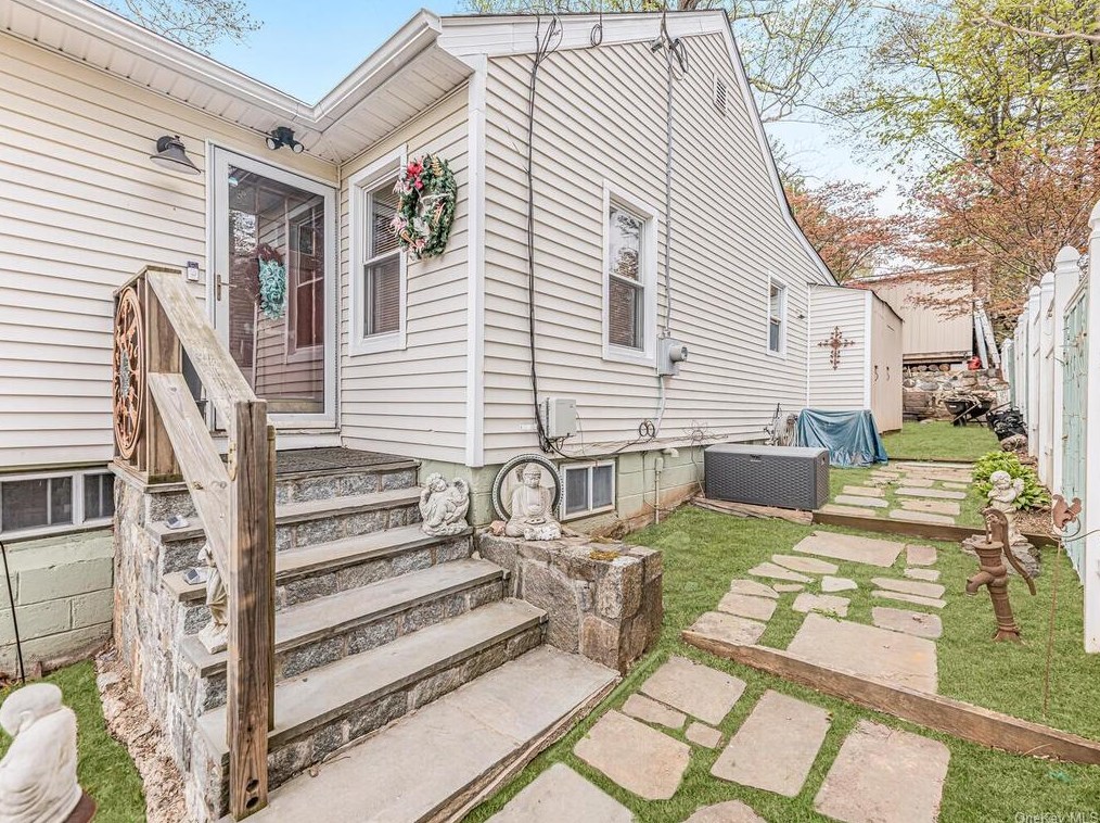 5 Melnick Pl, Lake Peekskill, NY 10537-1330