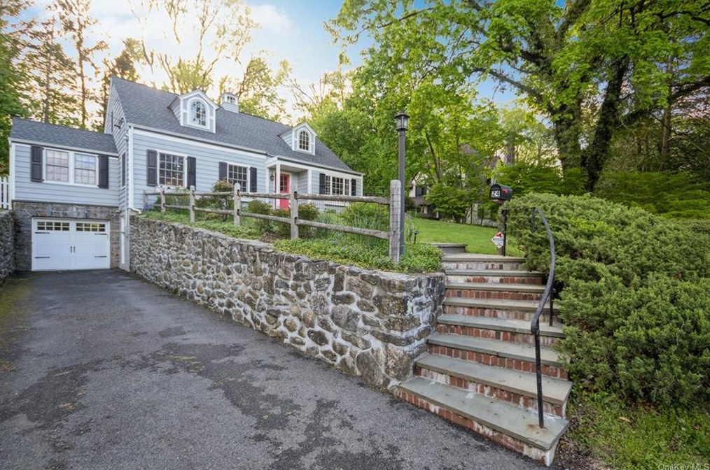 24 Iroquois Rd, Pleasantville, NY 10570