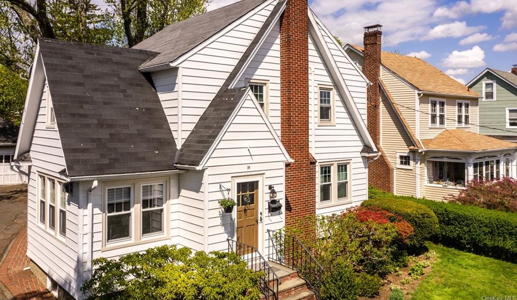 16 Mohegan Rd, Crotonville, NY 10562