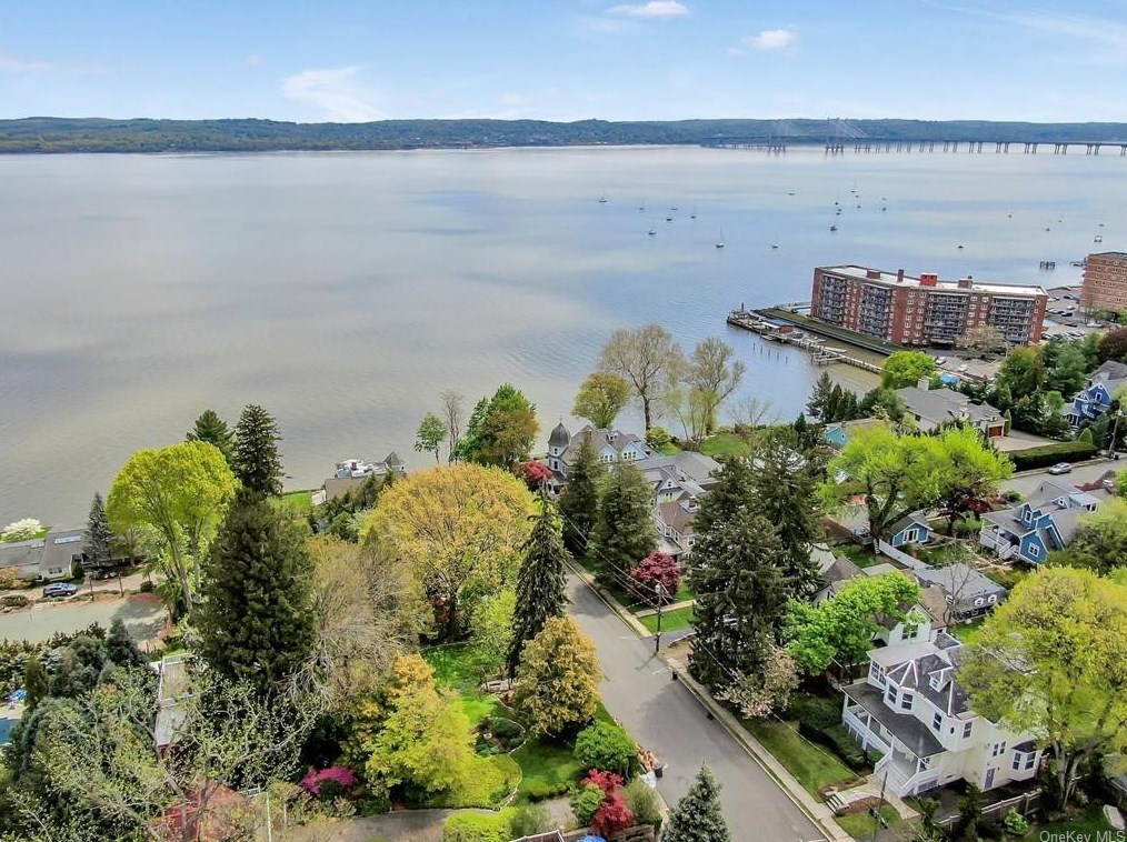 35 Laveta Pl, Grandview, NY 10960-1603