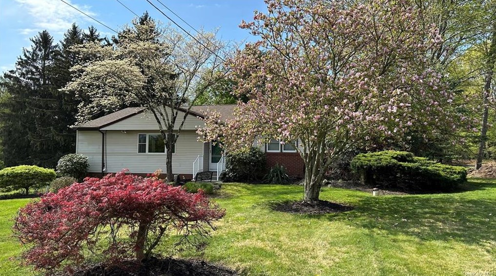 27 Pine Brook Rd, Chestnut Ridge, NY 10952