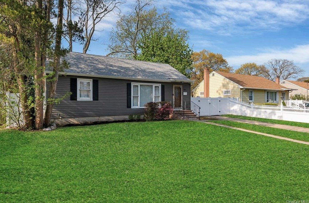 183 E Booker Ave, Wheatley Heights, NY 11798