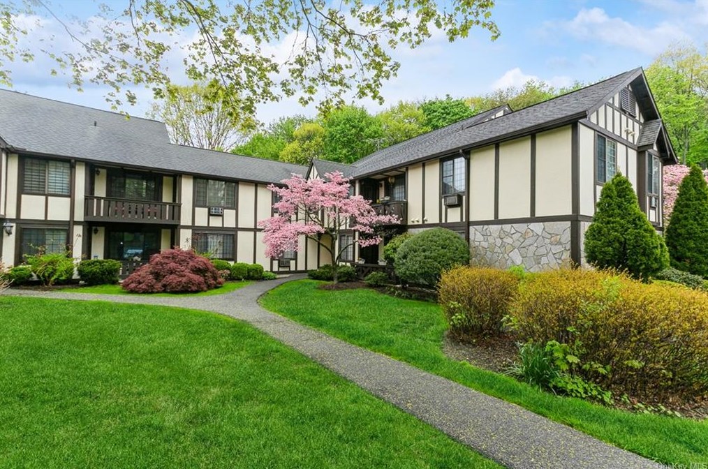 48 Foxwood Dr #4, Pleasantville, NY 10570