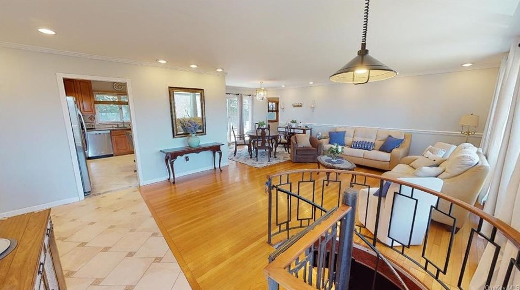 704 Linda Ave, Thornwood, NY 10594