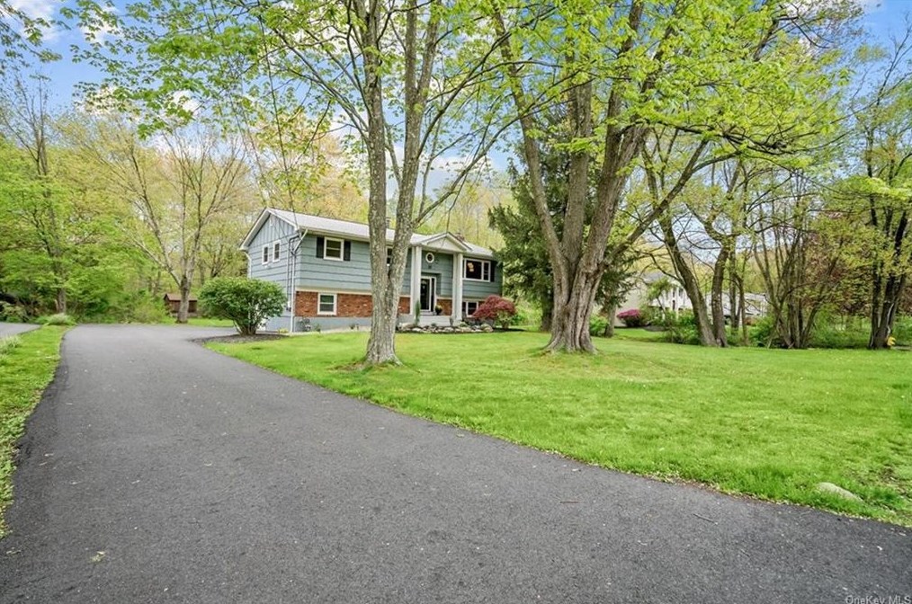 32 E Mayer Dr, Airmont, NY 10901