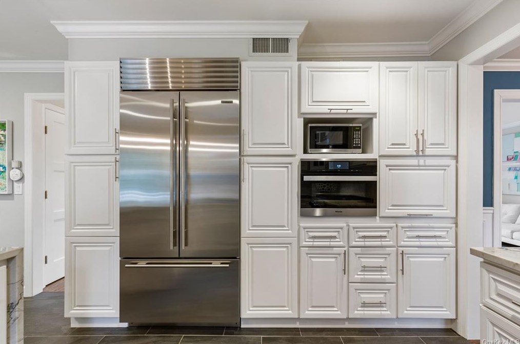 18 Harding Dr, Rye NY  10580-1313 exterior