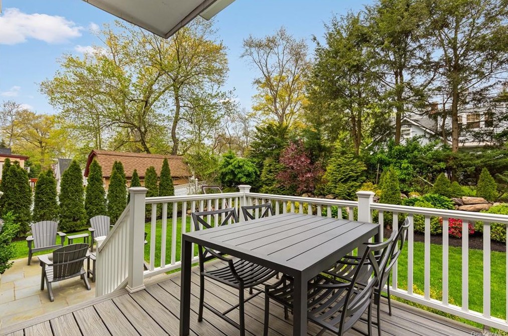 18 Harding Dr, Rye NY  10580-1313 exterior