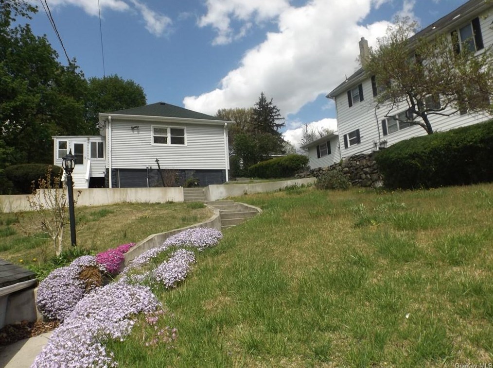 1018 Frost Ln, Peekskill, NY 10566-1902