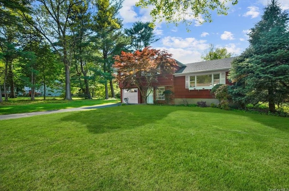 3 Anchor Rd, Chestnut Ridge, NY 10977-1722