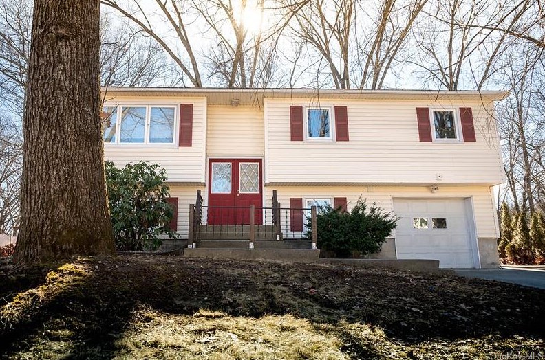 6 E Ricky Ln, Poughkeepsie, NY 12601