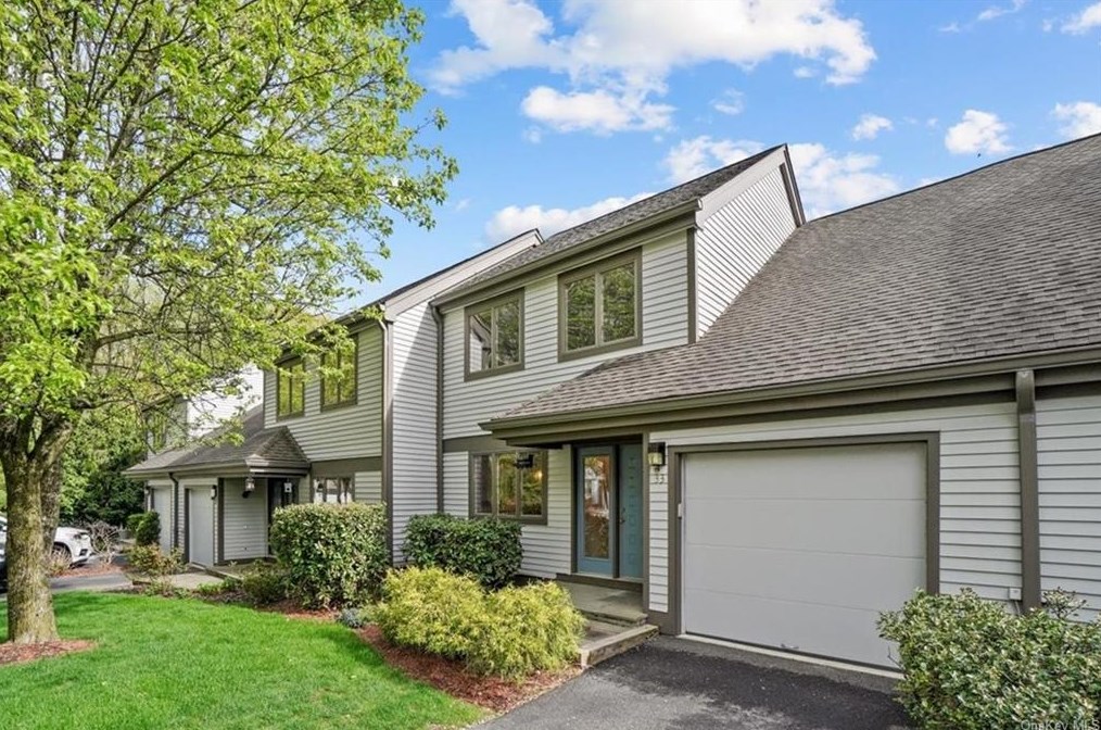 33 Adela Ct, Yorktown Hgts, NY 10598