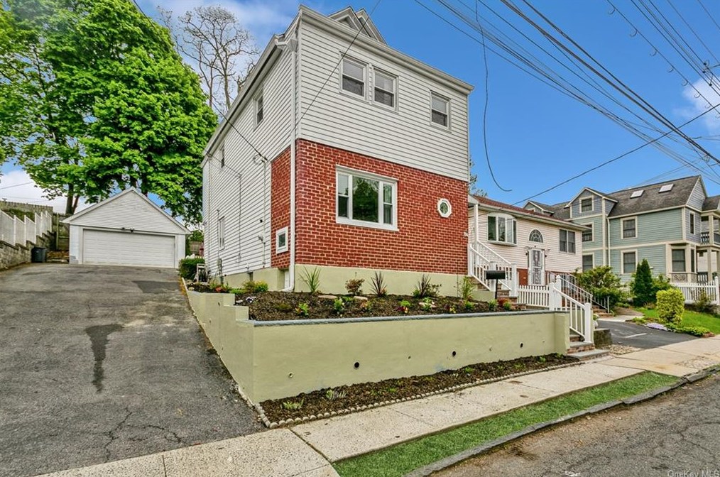 84 Lewis St, Yonkers, NY 10703-1734