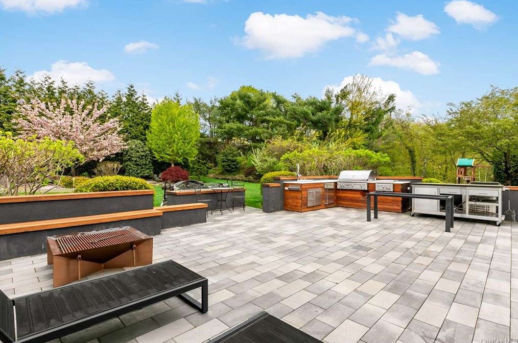 1149 Old White Plains Rd, Mamaroneck NY  10543-1015 exterior