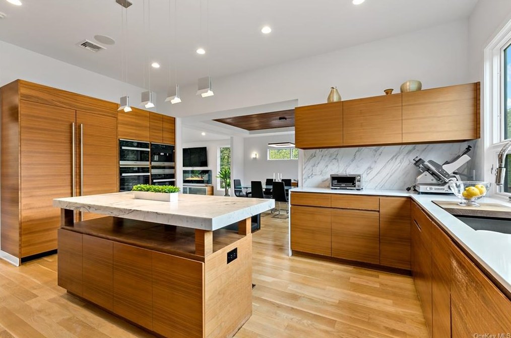 1149 Old White Plains Rd, Mamaroneck NY  10543-1015 exterior