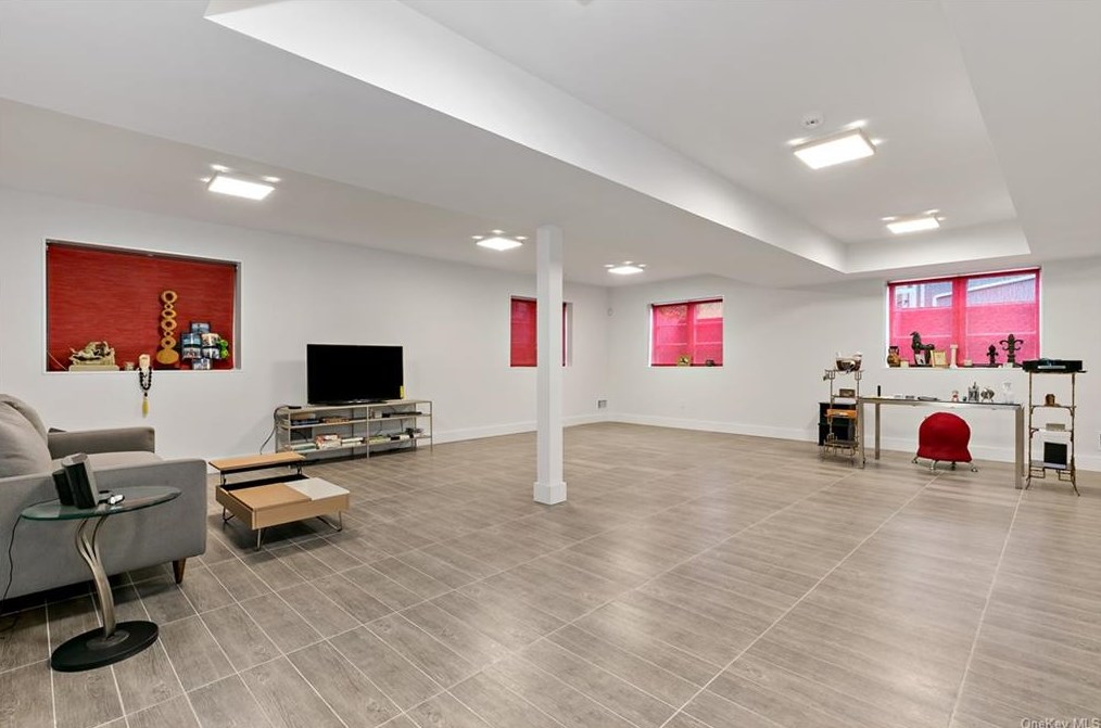 1149 Old White Plains Rd, Mamaroneck NY  10543-1015 exterior