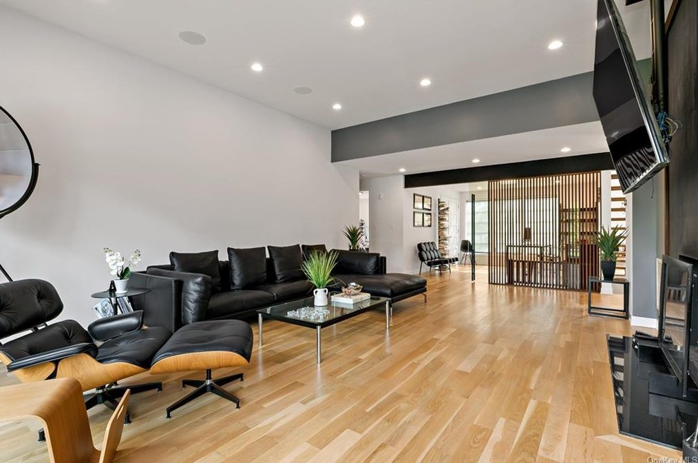 1149 Old White Plains Rd, Mamaroneck NY  10543-1015 exterior