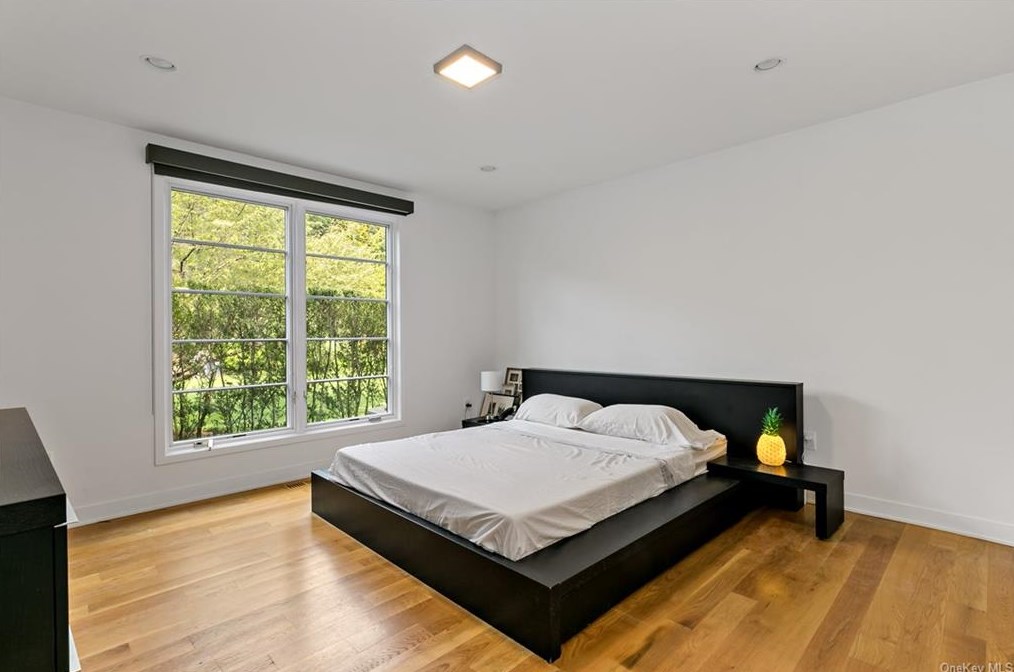 1149 Old White Plains Rd, Mamaroneck NY  10543-1015 exterior