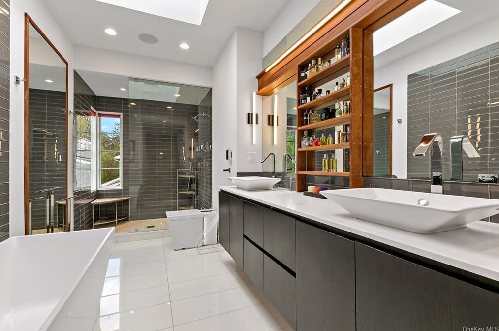 1149 Old White Plains Rd, Mamaroneck NY  10543-1015 exterior