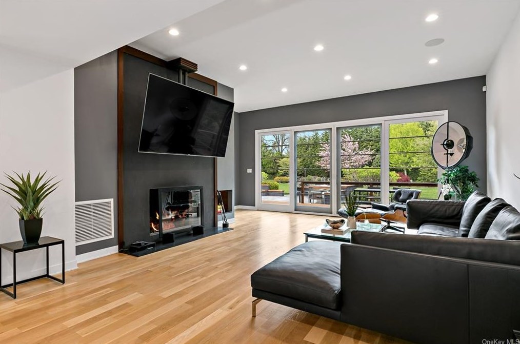 1149 Old White Plains Rd, Mamaroneck NY  10543-1015 exterior