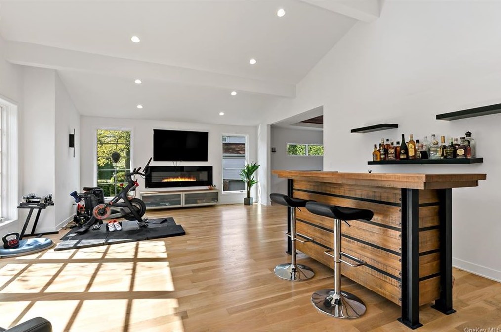 1149 Old White Plains Rd, Mamaroneck NY  10543-1015 exterior